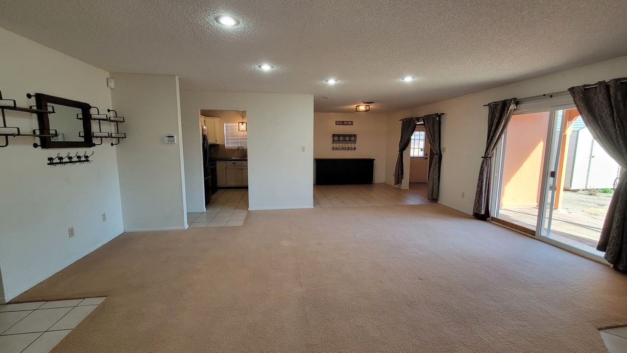 1212 Desert Dawn Dr - Photo 3 of 22