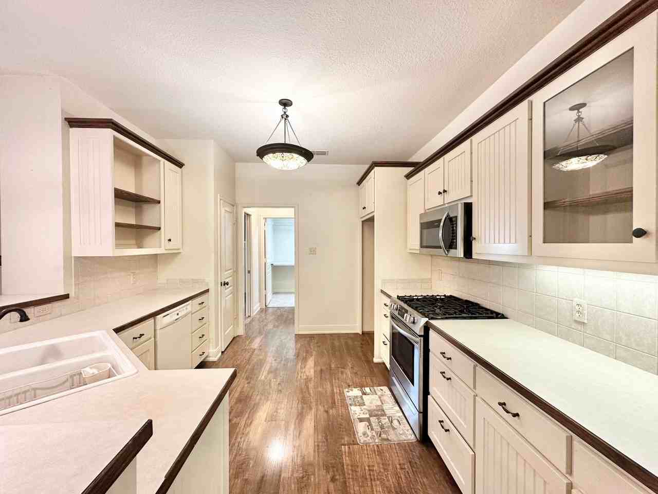 19390 Sandhill Ln - Photo 6 of 44