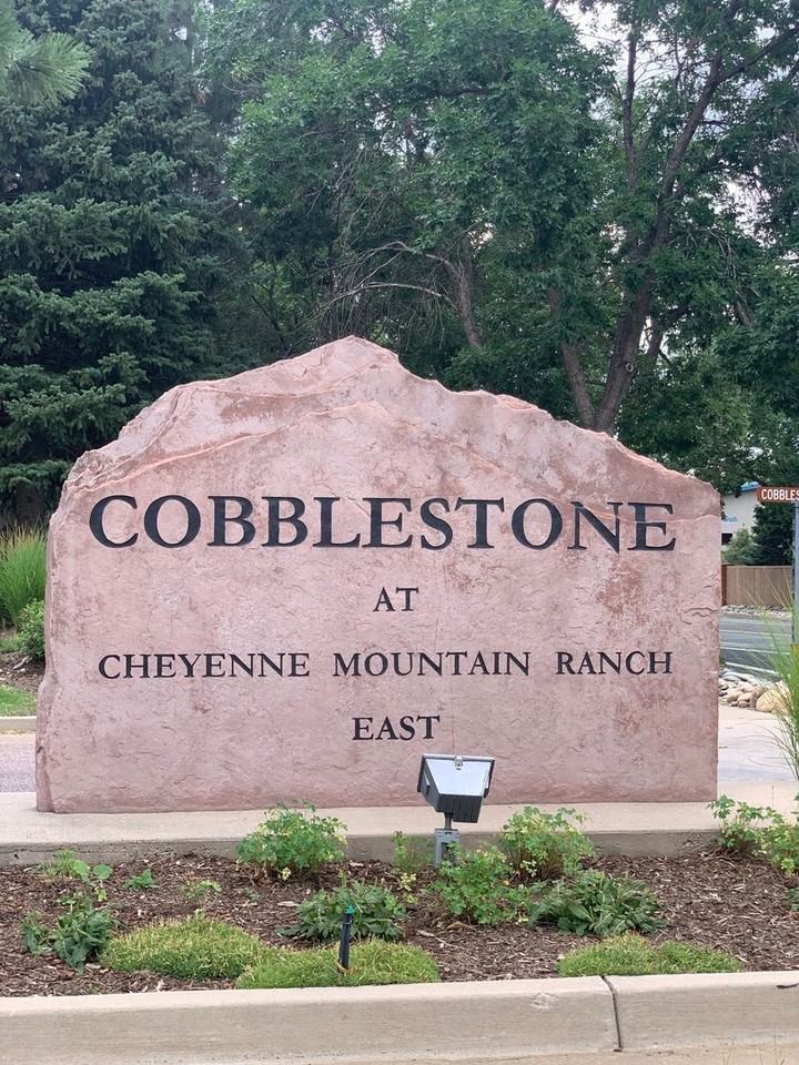 370 Cobblestone Dr - Photo 4 of 41