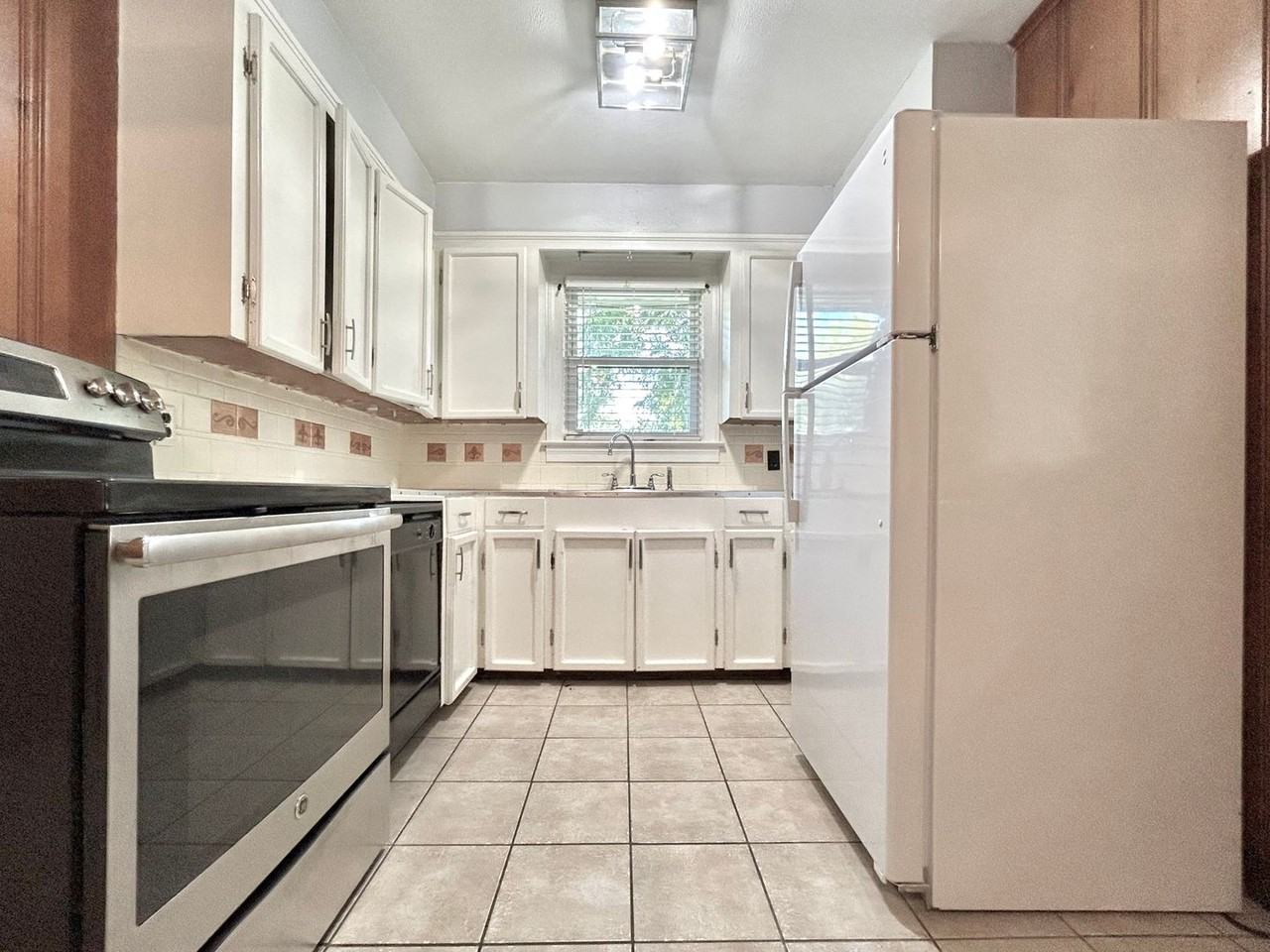 2428 Orpine Ave - Photo 3 of 23