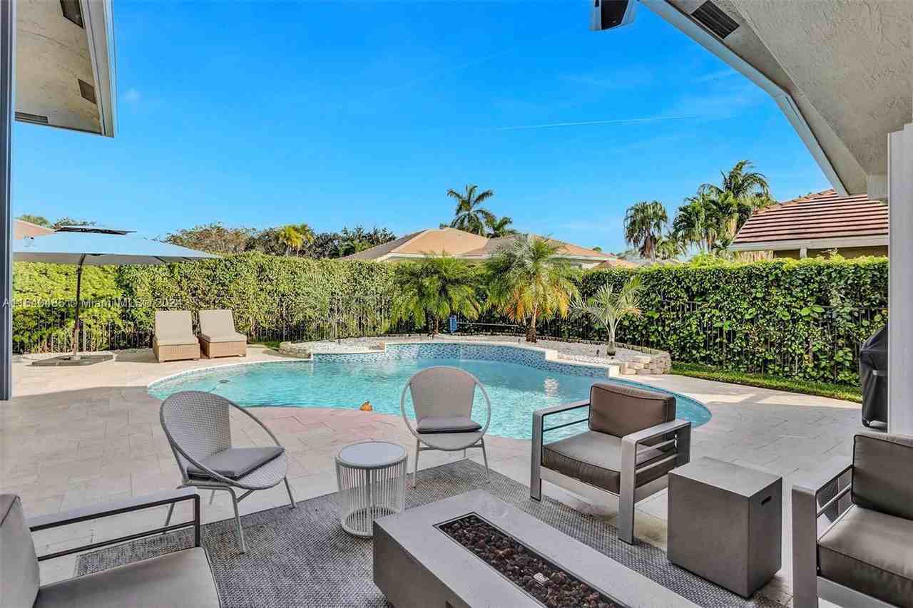 3772 Oak Ridge Cir - Photo 3 of 8