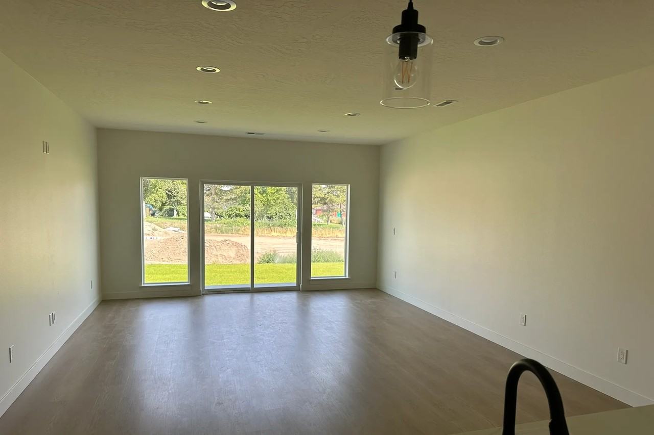 1256 11th St - Photo 3 of 10