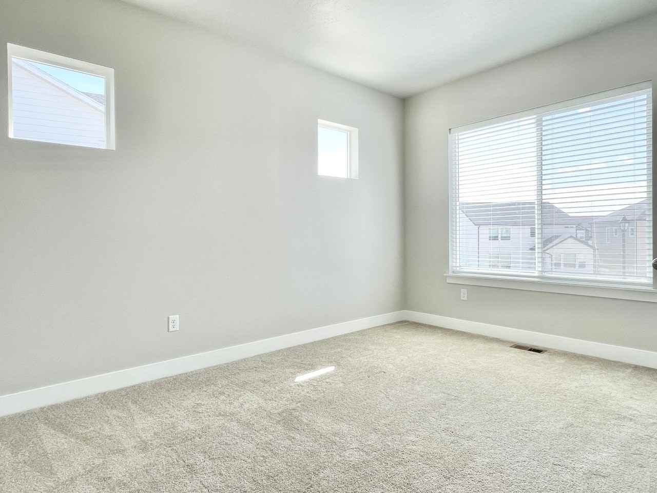 446 N Hill View Dr - Photo 4 of 42