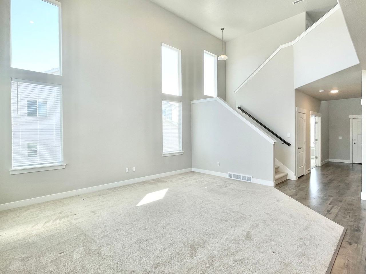 446 N Hill View Dr - Photo 7 of 42