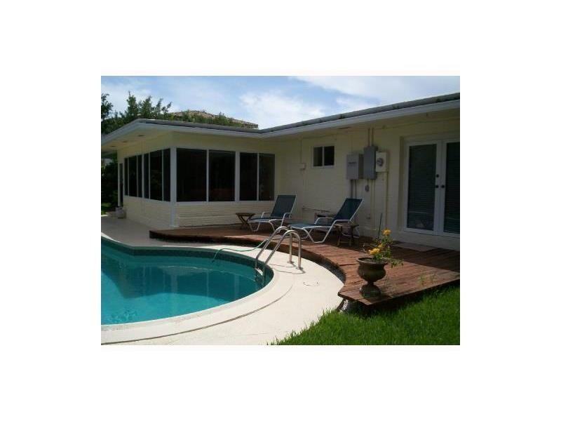 648 NE 25th Way - Photo 3 of 11