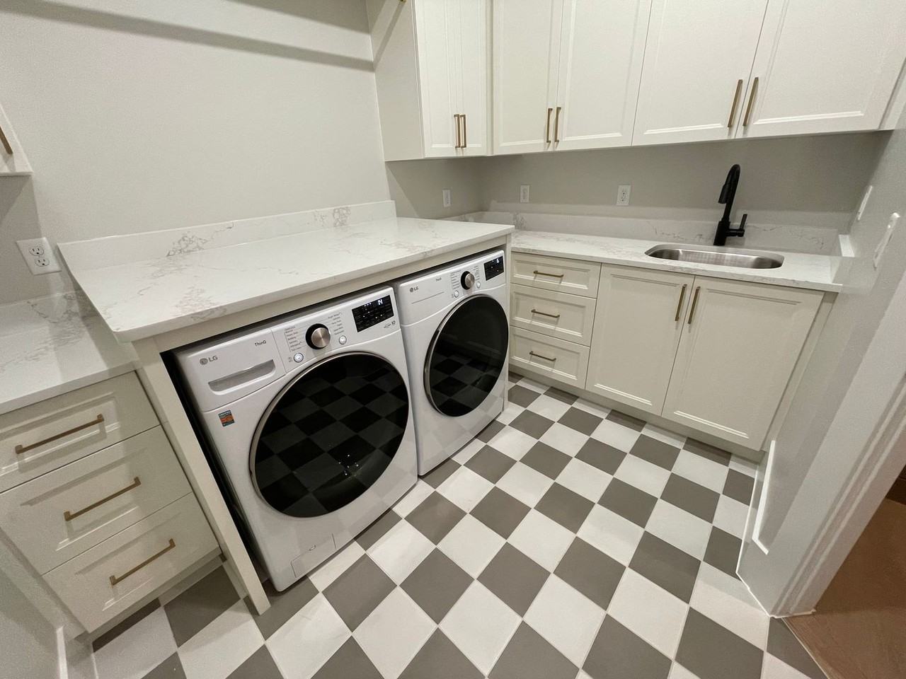 3141 S Newport Dr - Photo 3 of 45