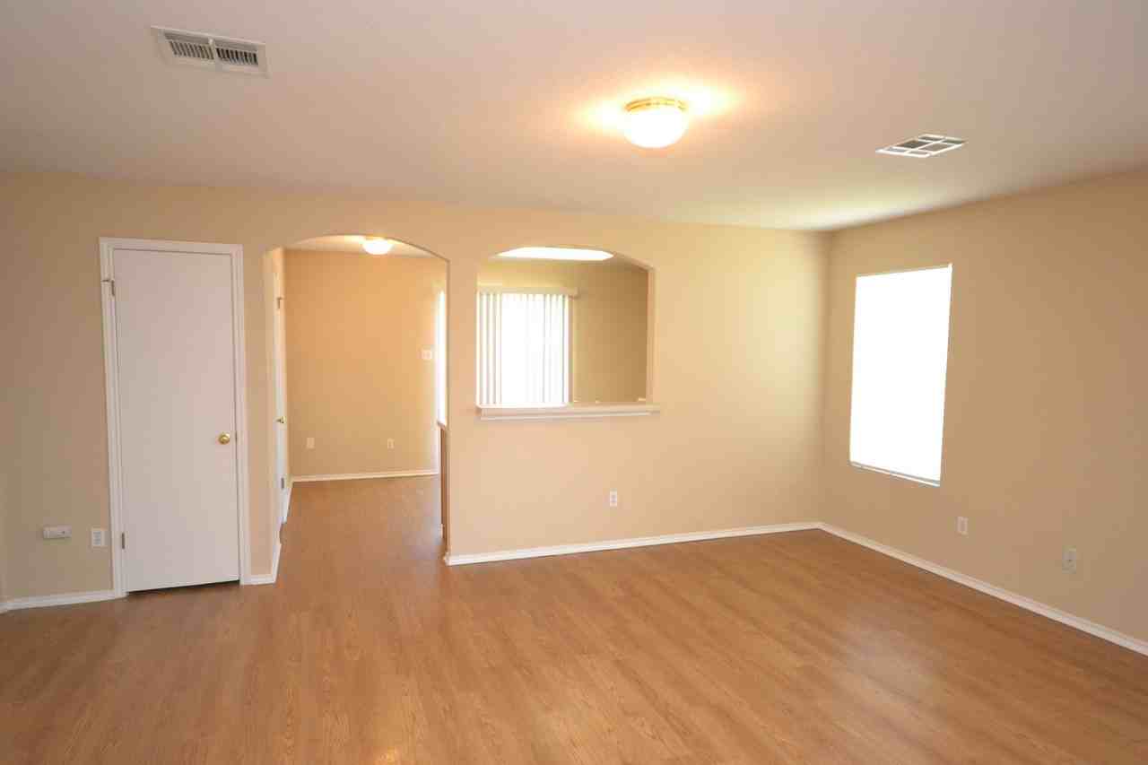 319 Golden Gate Dr - Photo 3 of 13