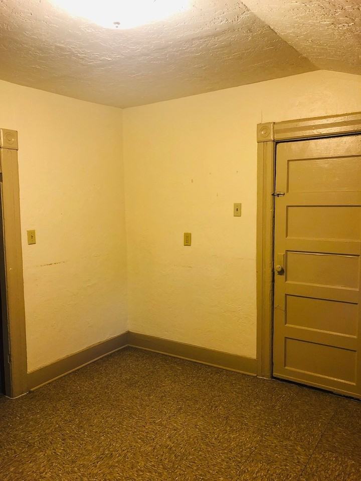 922 N Webster St #1 - Photo 5 of 11