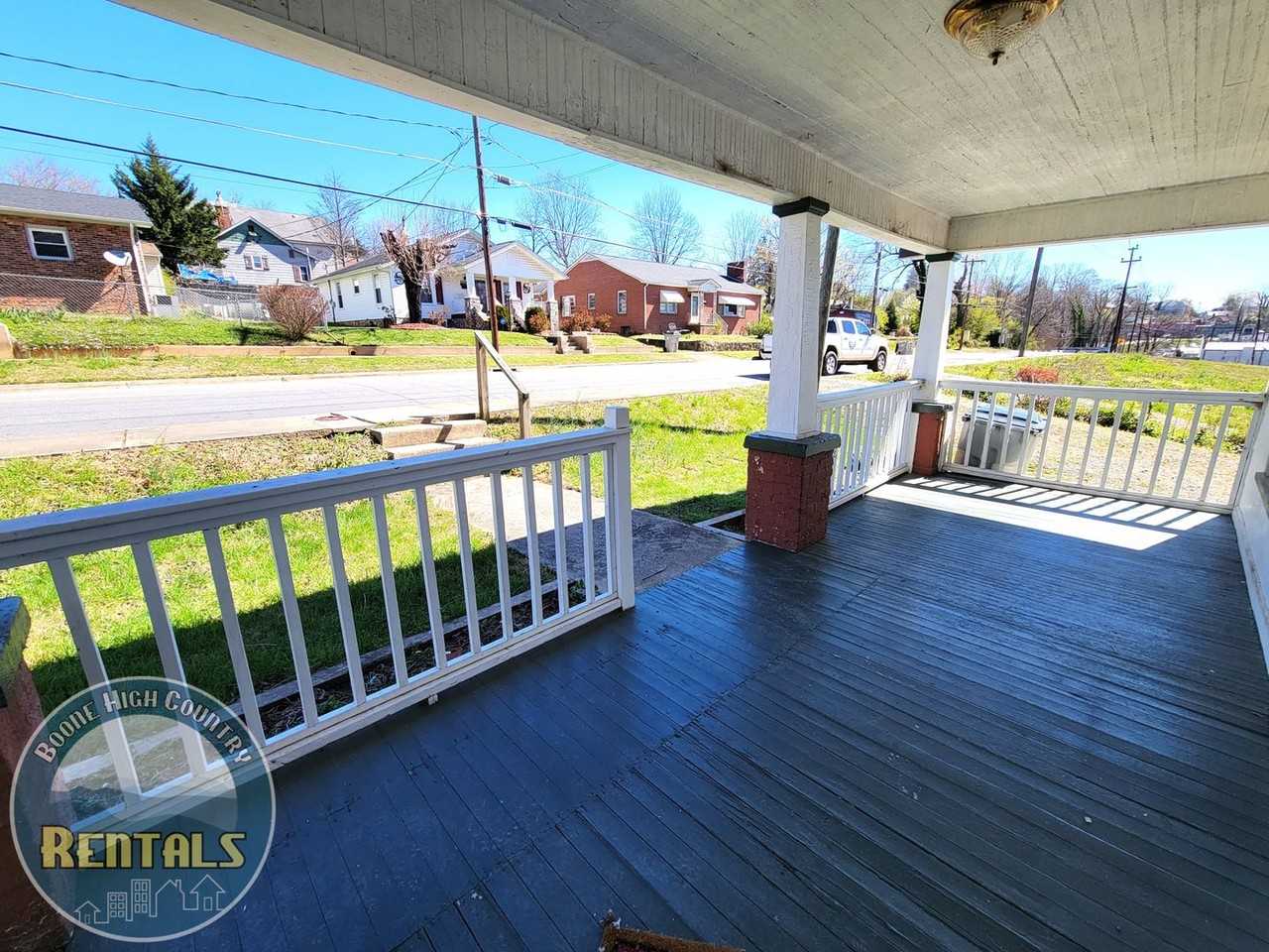 211 Broadway St Nw - Photo 3 of 27