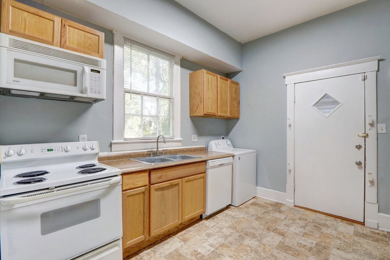 706 E 34th St - Photo 6 of 26