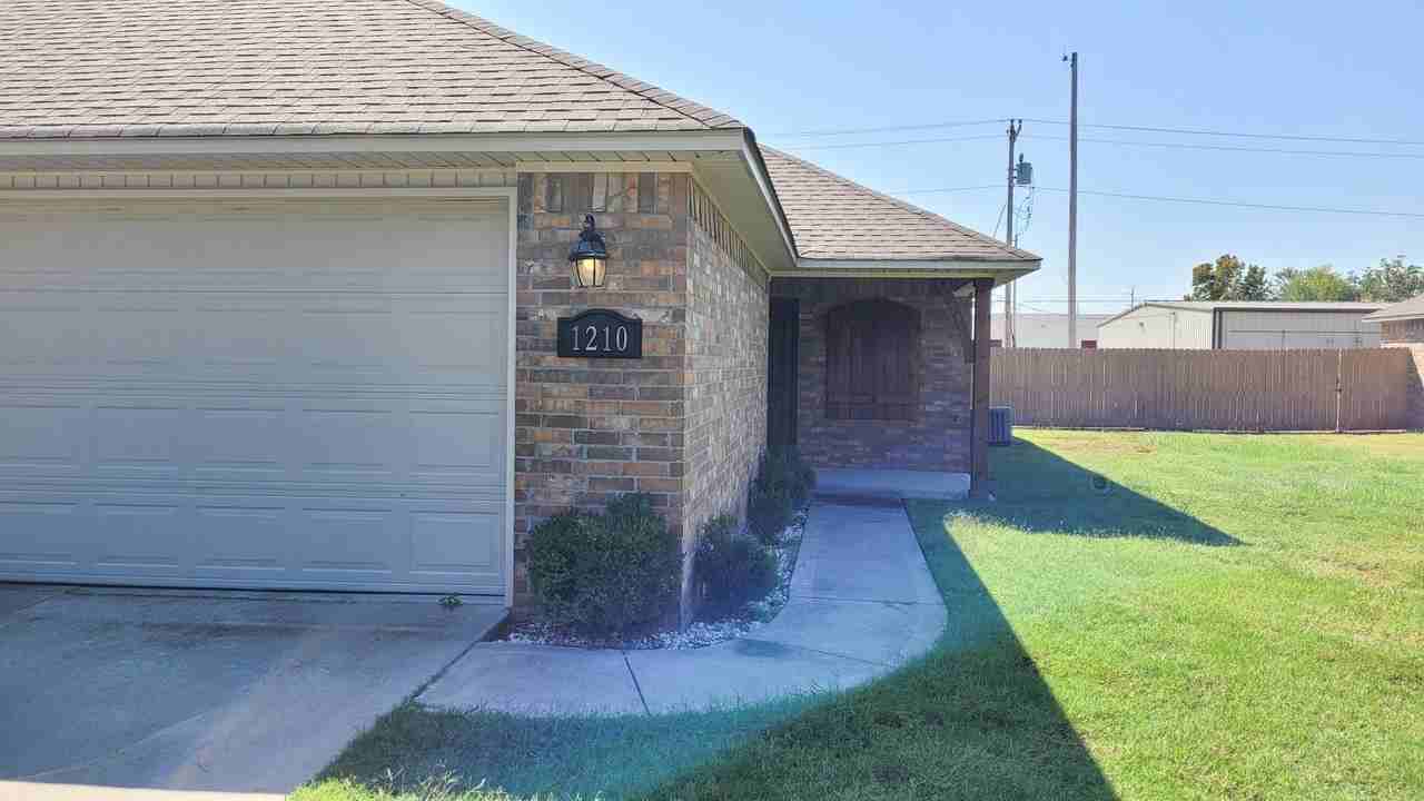 1210 Mesa Dr - Photo 2 of 15