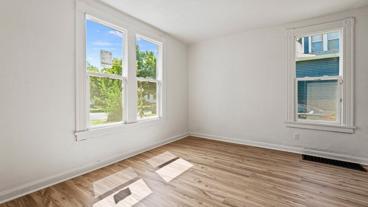 1340 Park Ave - Photo 4 of 35