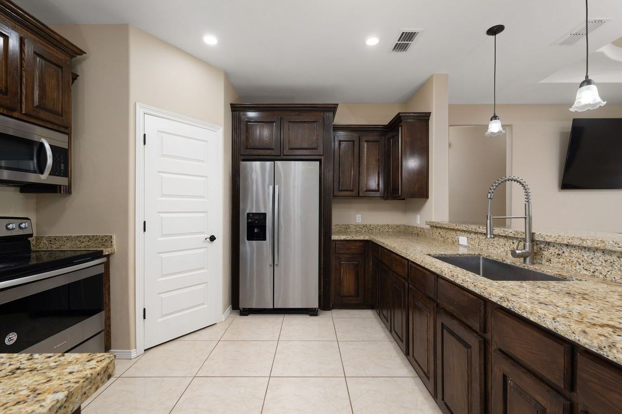 409 S Tamm Ln - Photo 4 of 22