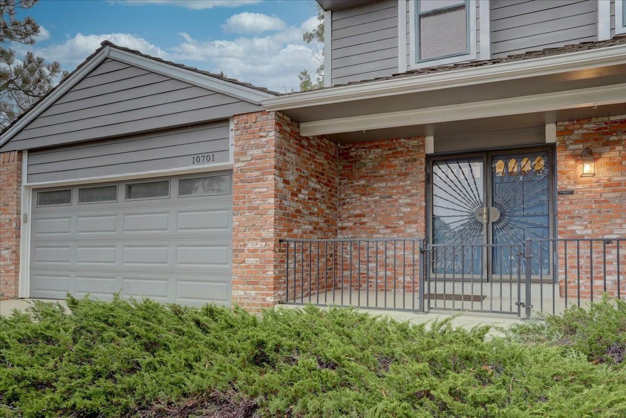 10701 Hobbit Ln - Photo 4 of 38