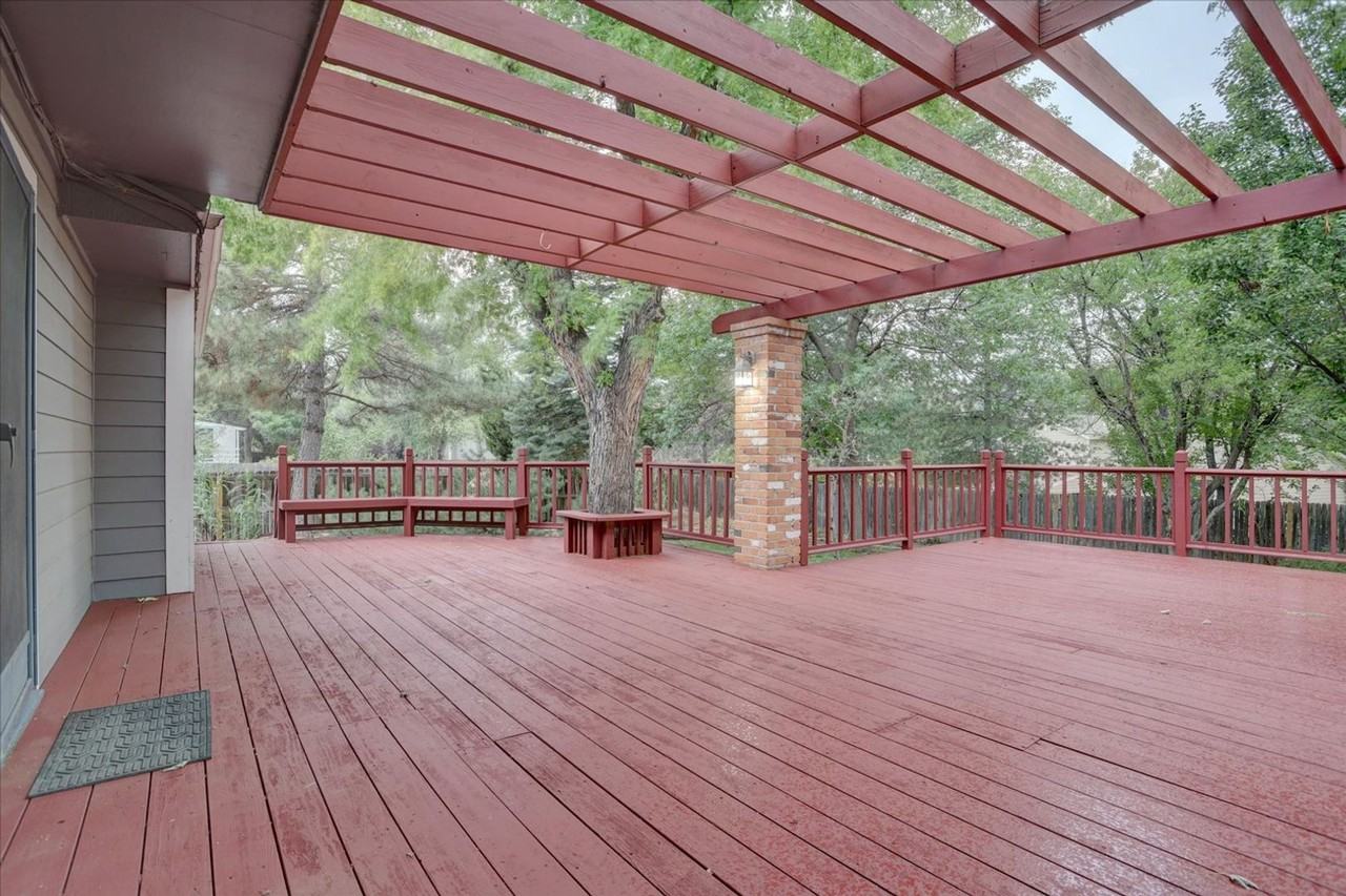 10701 Hobbit Ln - Photo 6 of 38
