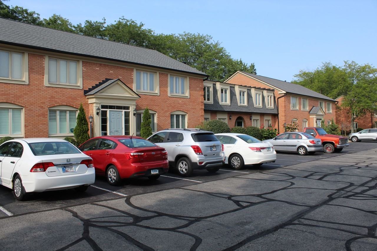 1160B Canterbury Ct - Photo 2 of 11