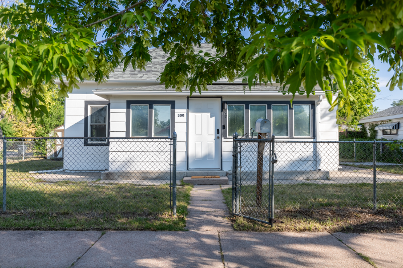 600 E 8th St - Photo 2 of 34