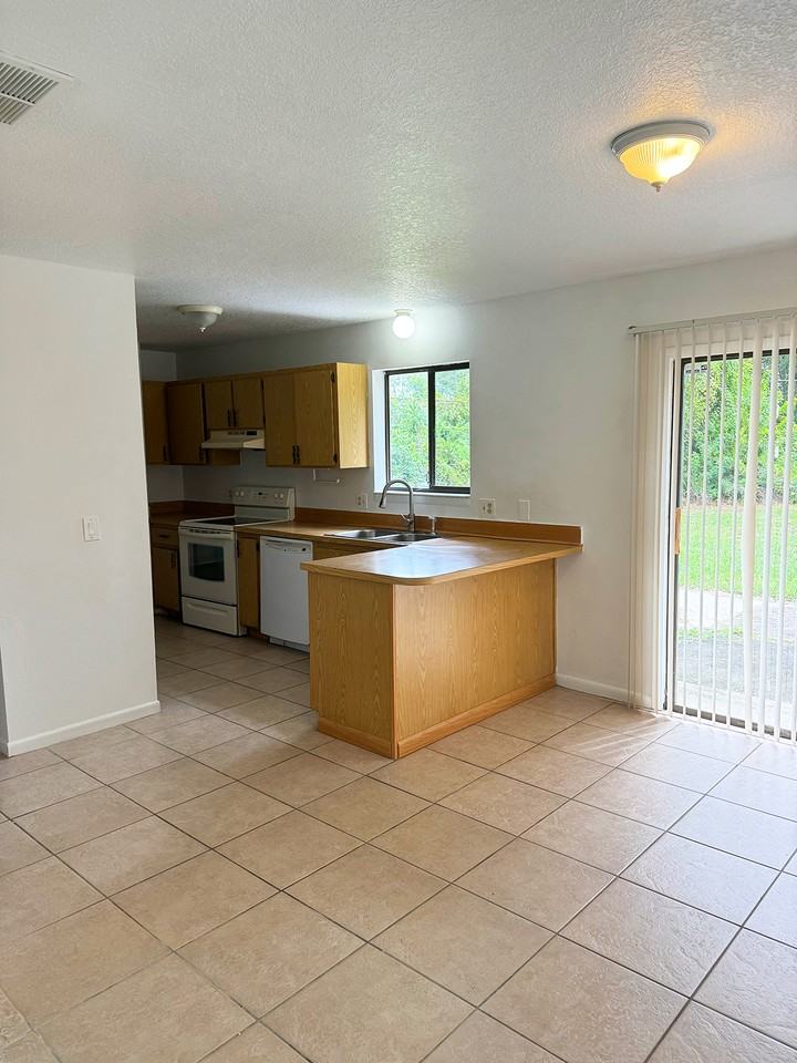 1029 Ulysses Ave Se #NA - Photo 6 of 15