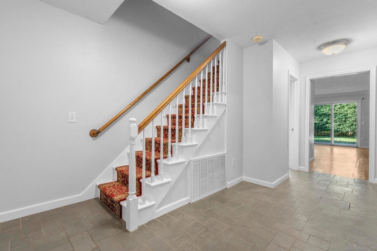 31 Tunxis Vlg - Photo 2 of 25