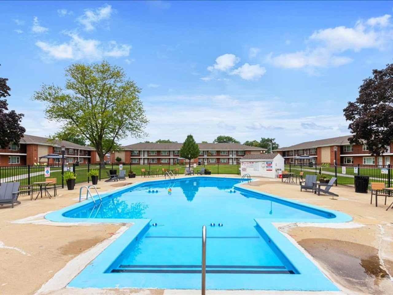 640-650 Colonial Ln - Photo 4 of 50