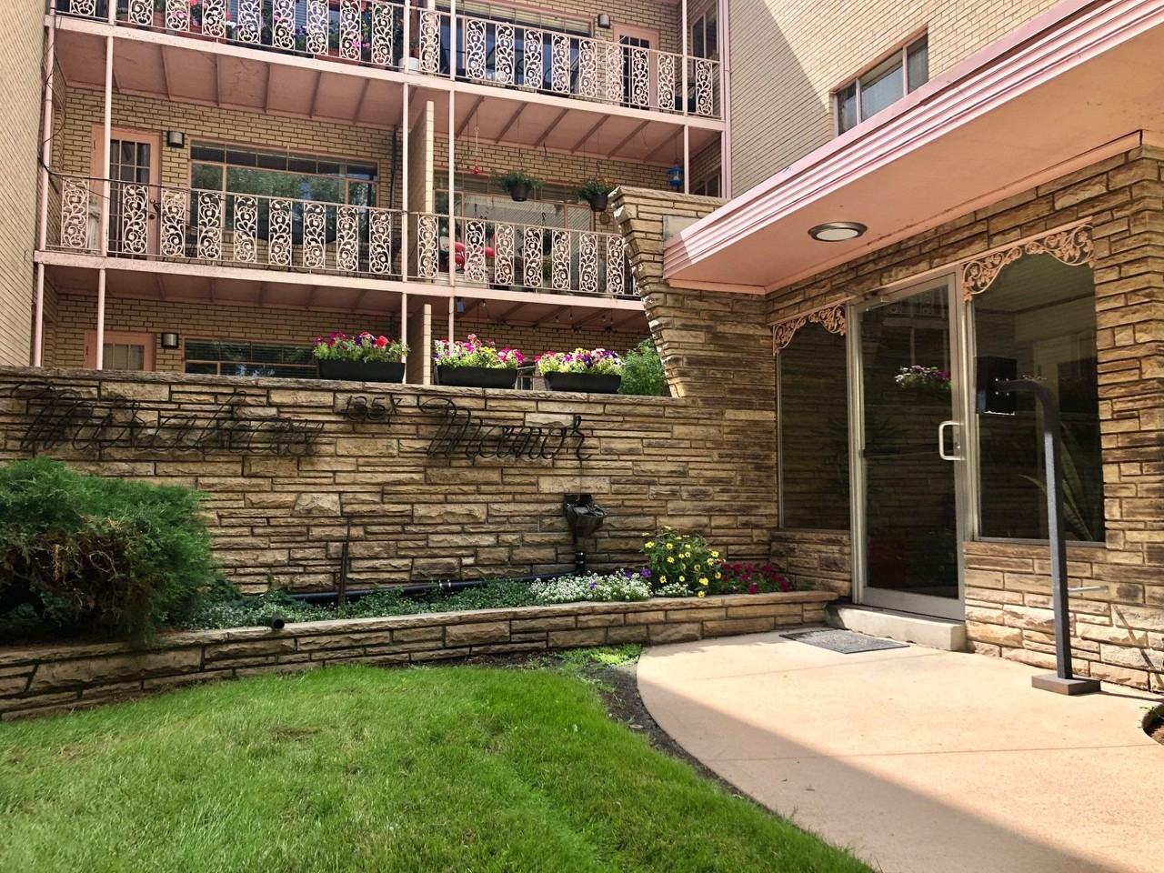 Mirabeau Manor - Photo 2 of 4