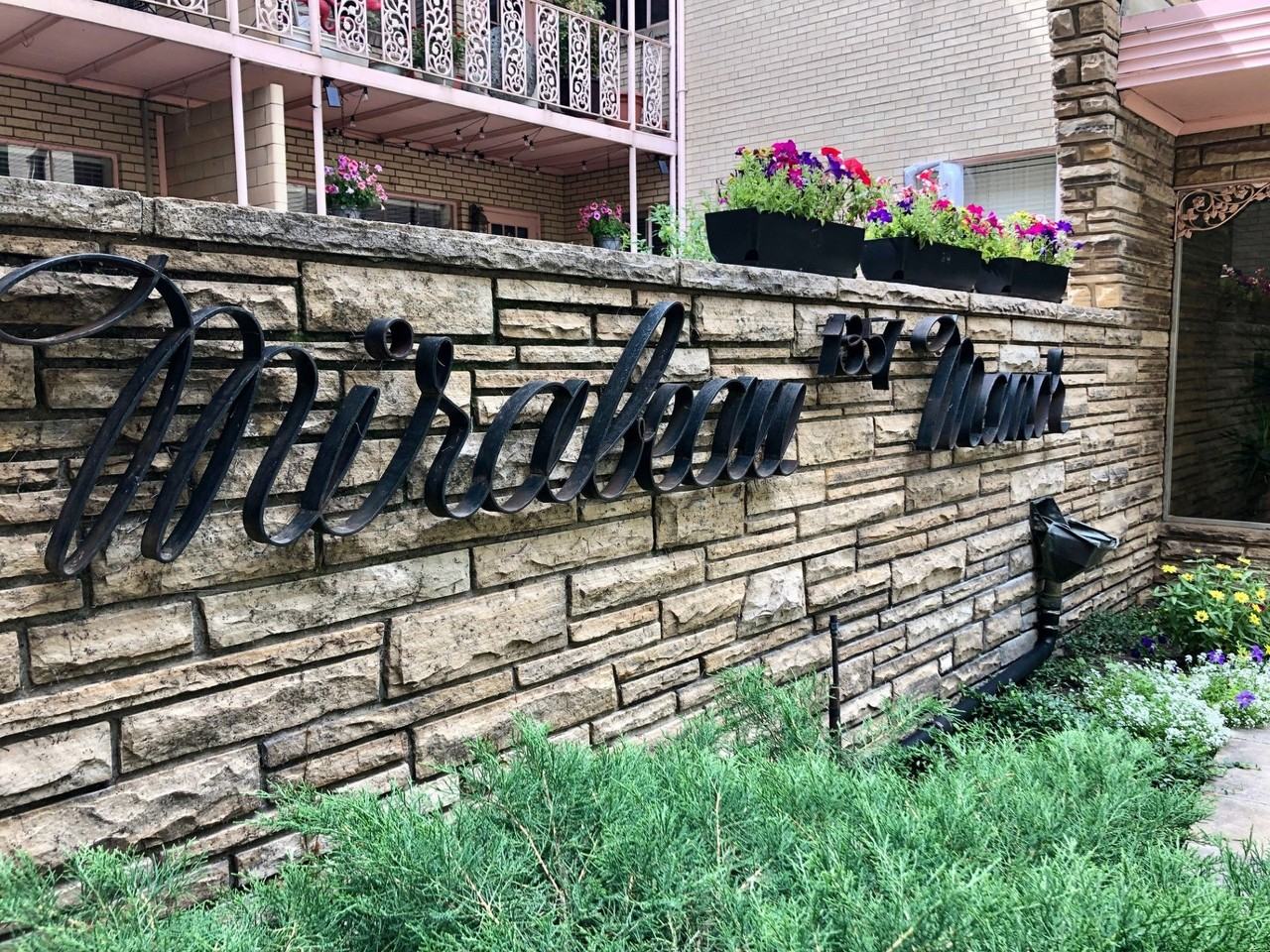 Mirabeau Manor - Photo 3 of 4