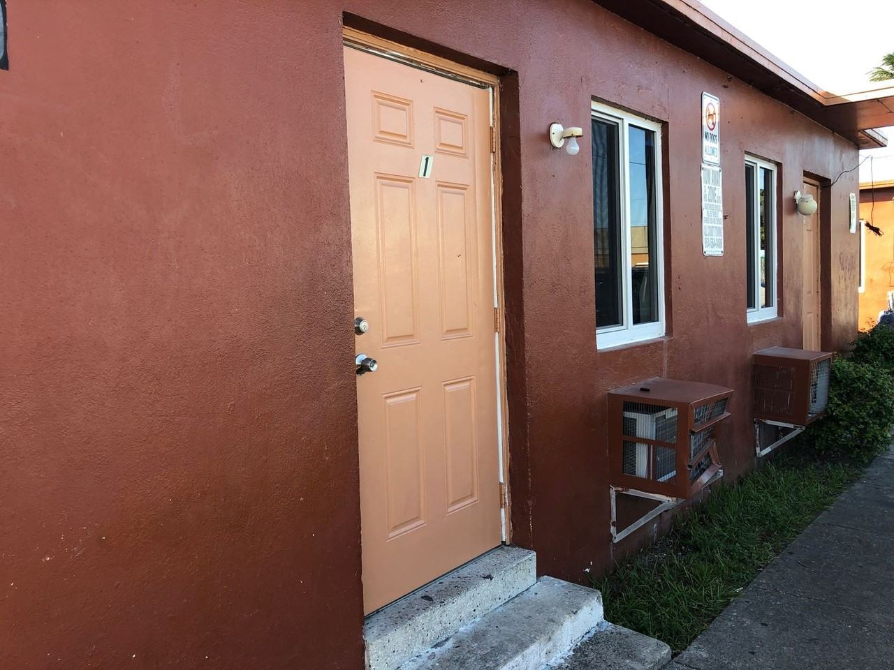 829 NW 10 TER - SUNMAX - Photo 2 of 10