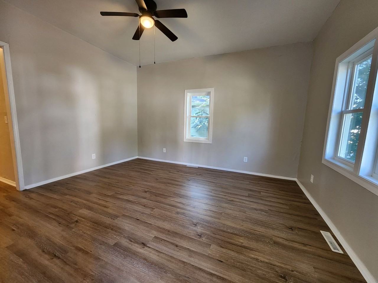 526 S Broadway Ave - Photo 5 of 32
