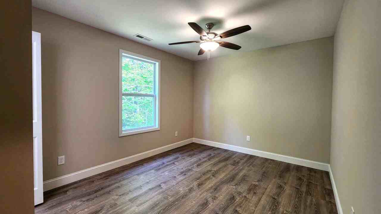 127 Hawthorne Drive - Photo 4 of 13