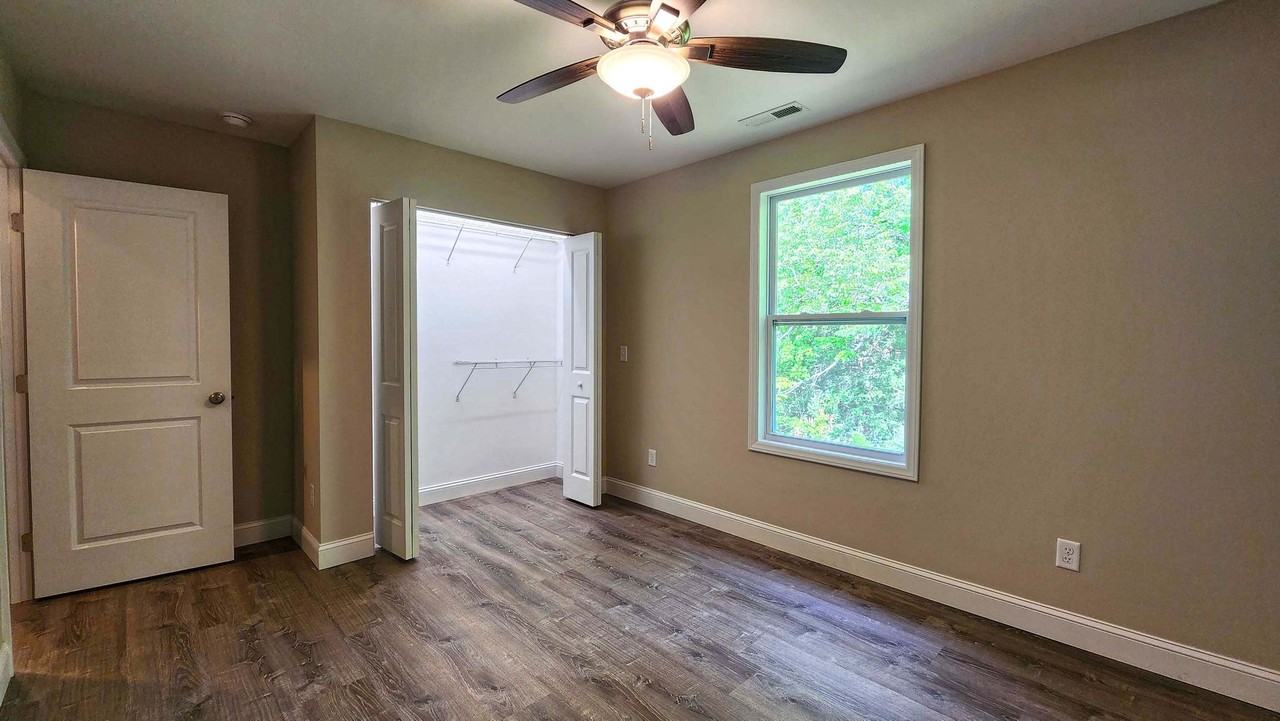 127 Hawthorne Drive - Photo 5 of 13