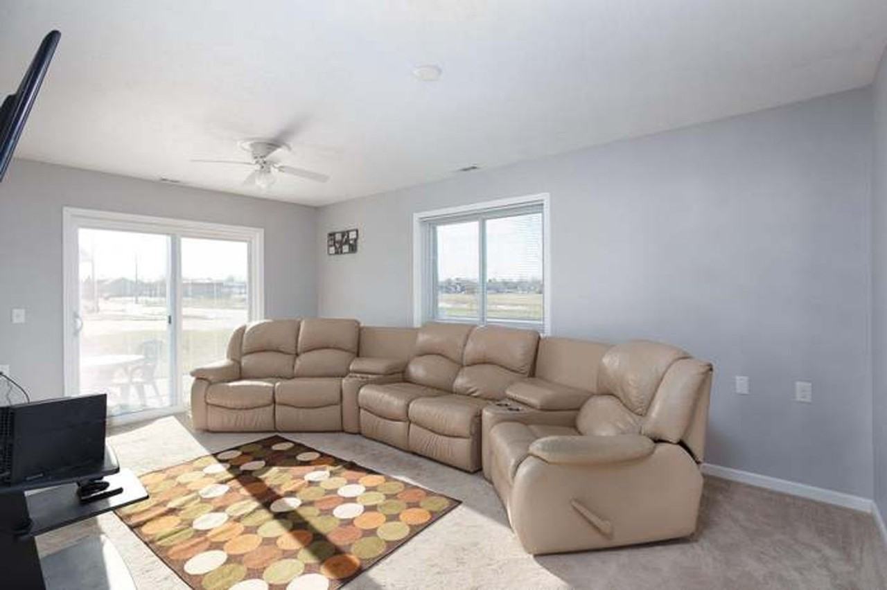 401 E Peter Ln - Photo 5 of 9