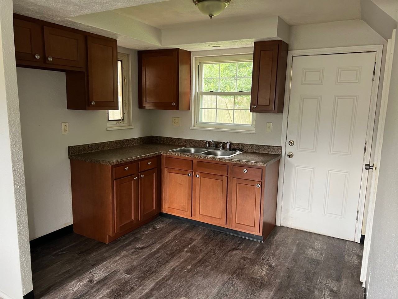 328 Whittier Dr - Photo 2 of 7