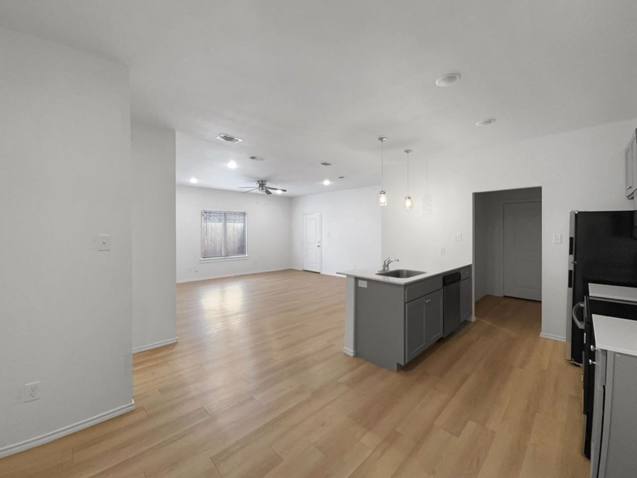 5541 Itasca St - Photo 2 of 26