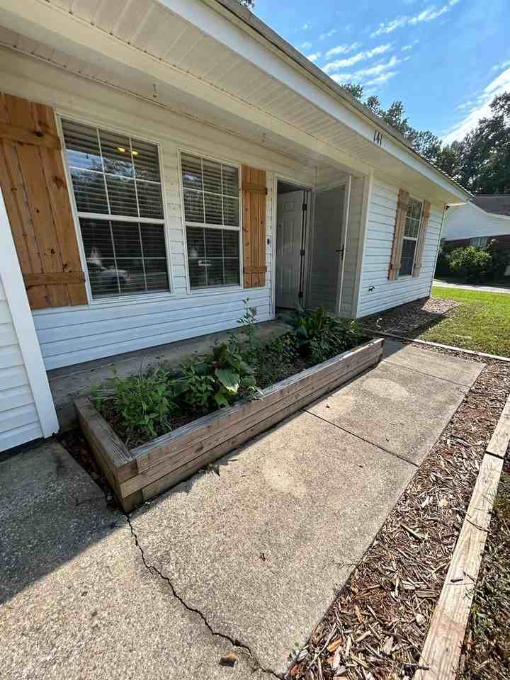 141 Oakwood Dr - Photo 4 of 18