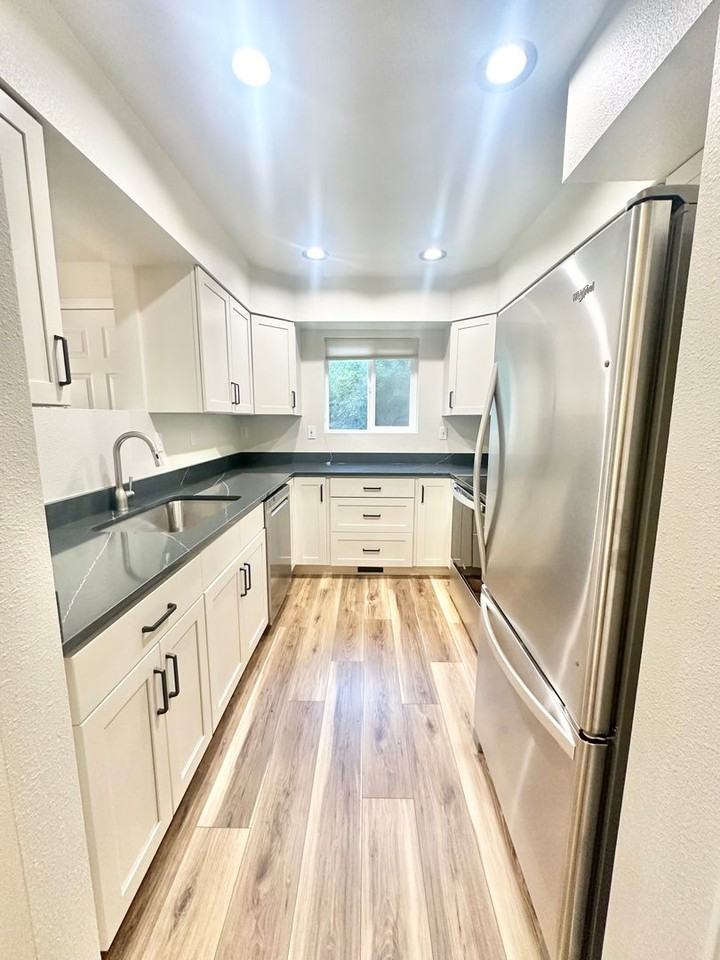 126 Manitou Pl - Photo 3 of 20