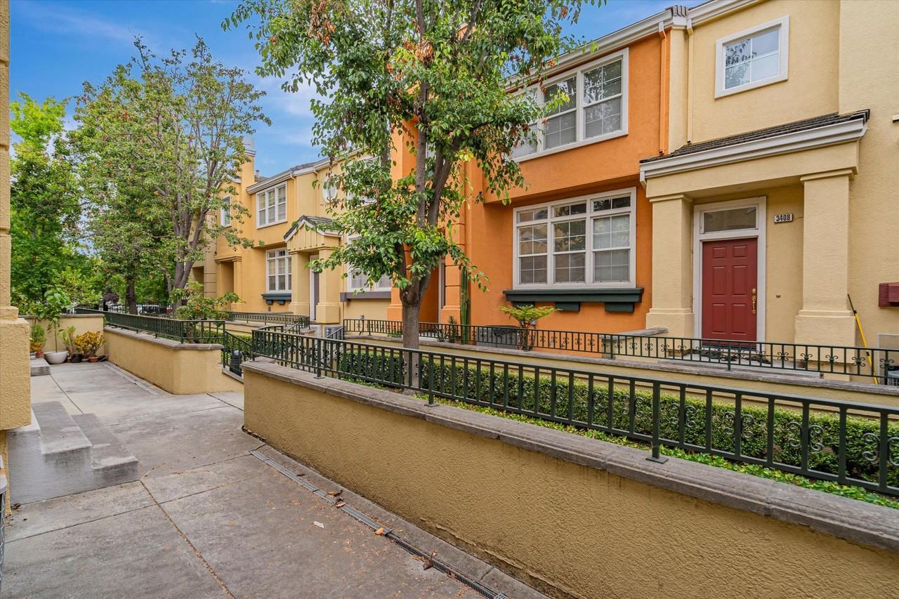 3413 Gilman Cmn - Photo 2 of 42