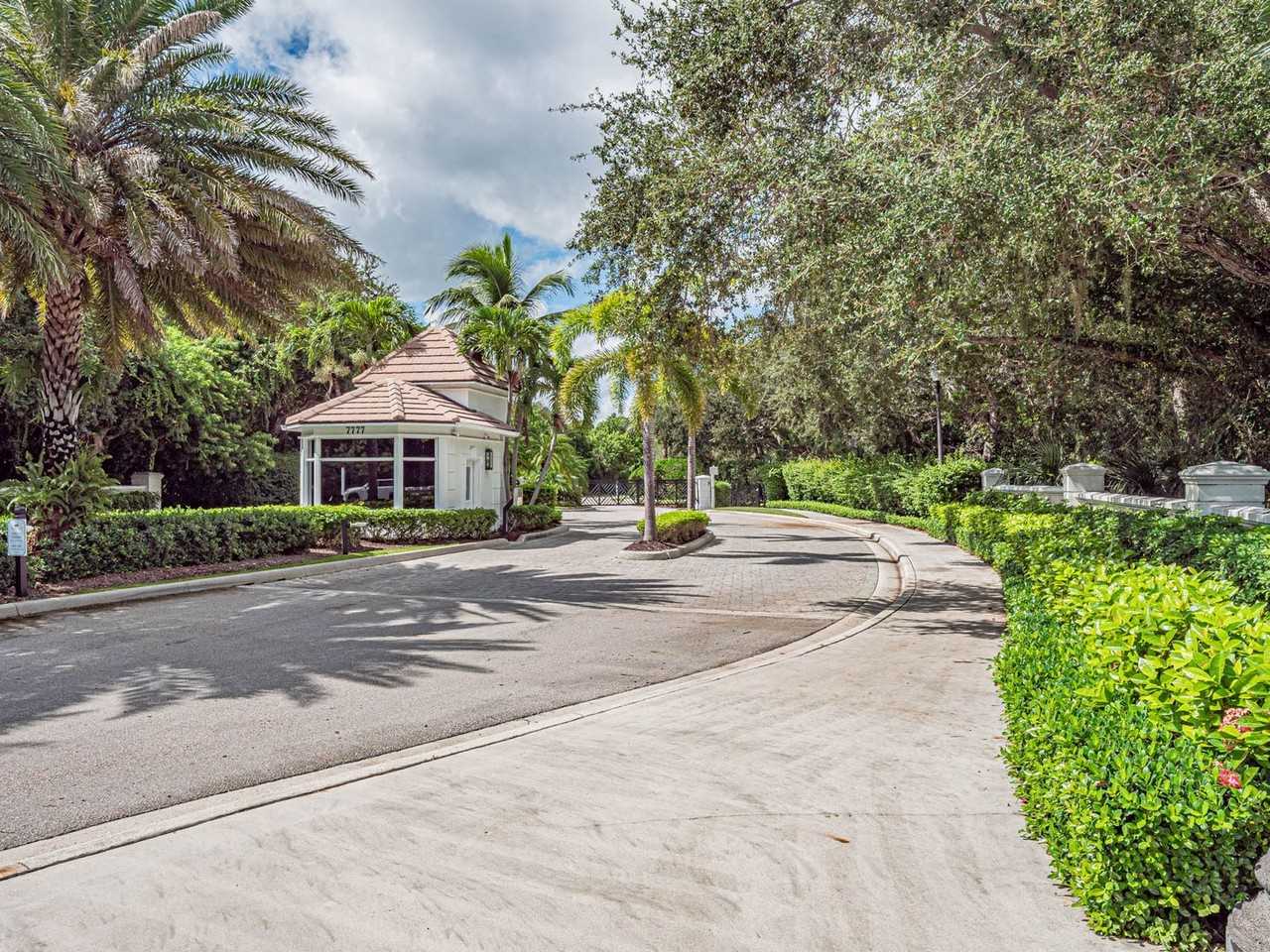 801 N Swim Club Dr #2B - Photo 4 of 50