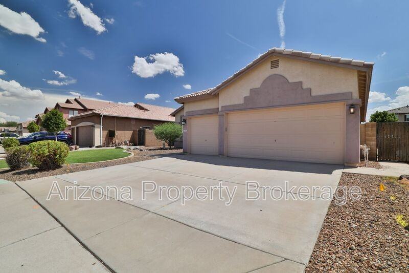 715 E Orchid Ln - Photo 5 of 30
