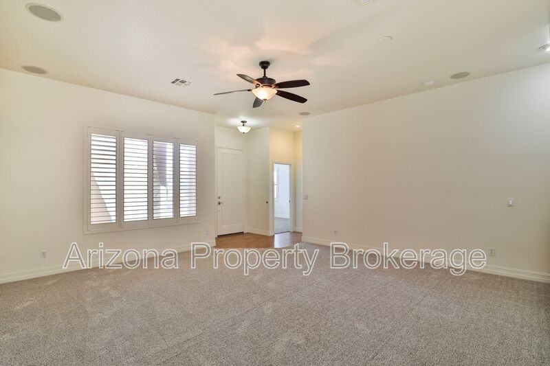 715 E Orchid Ln - Photo 6 of 30