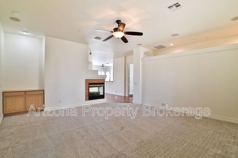 715 E Orchid Ln - Photo 7 of 30