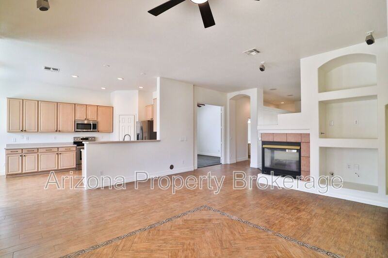 715 E Orchid Ln - Photo 3 of 30