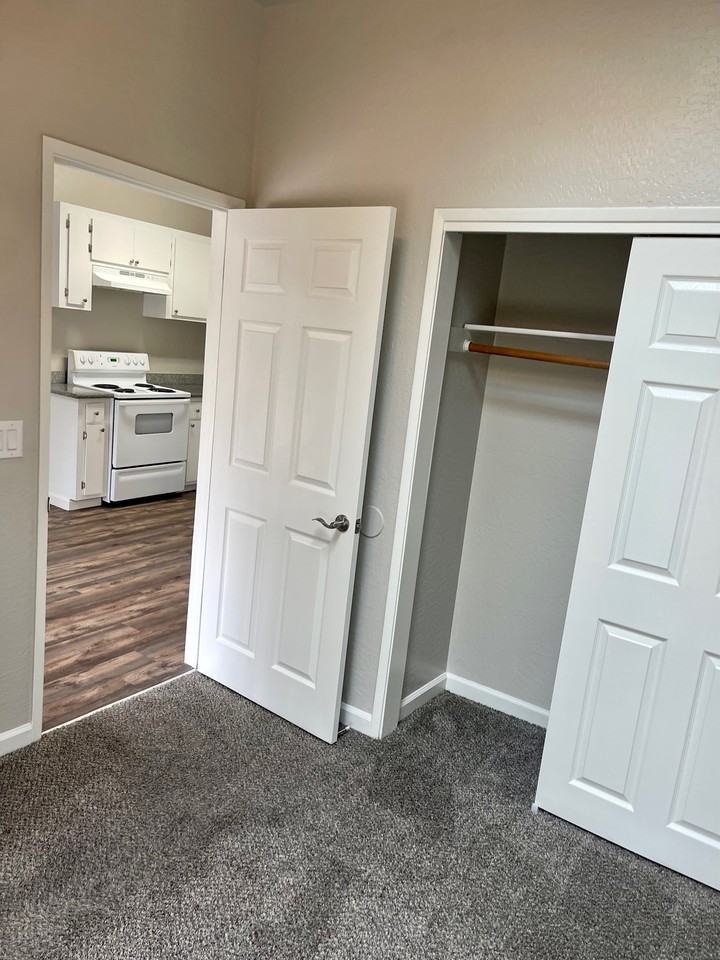 1337 N Madison St #14 - Photo 5 of 12