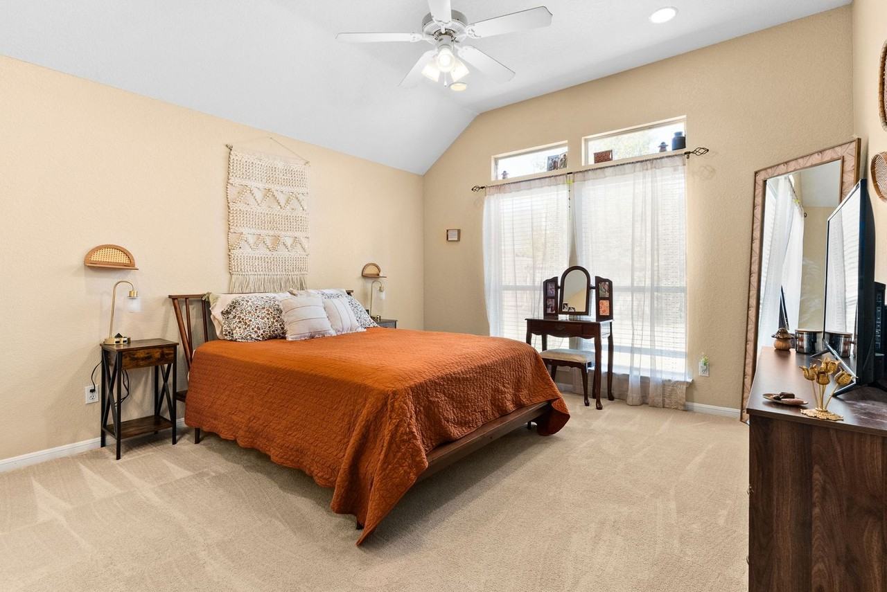 804 Woodhollow Dr - Photo 2 of 16