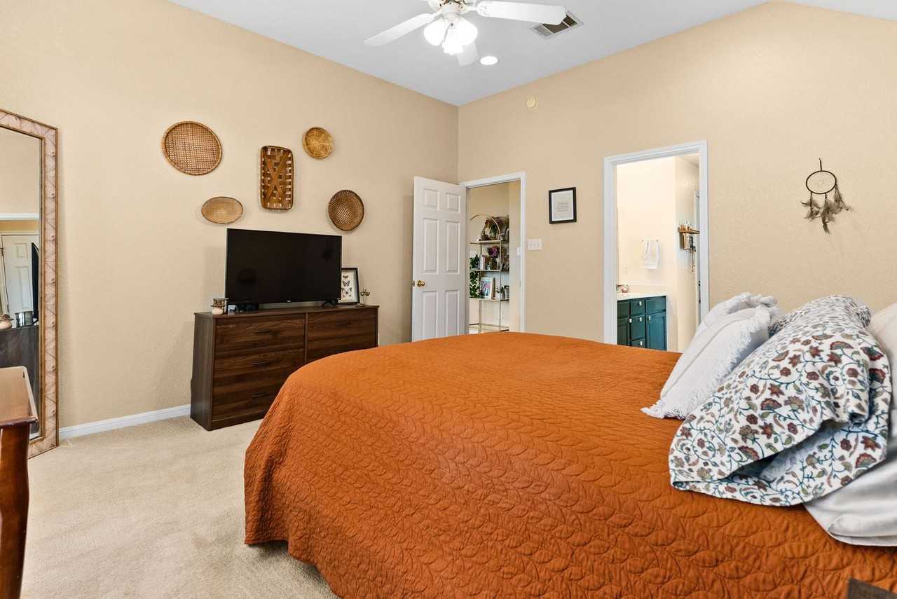 804 Woodhollow Dr - Photo 3 of 16