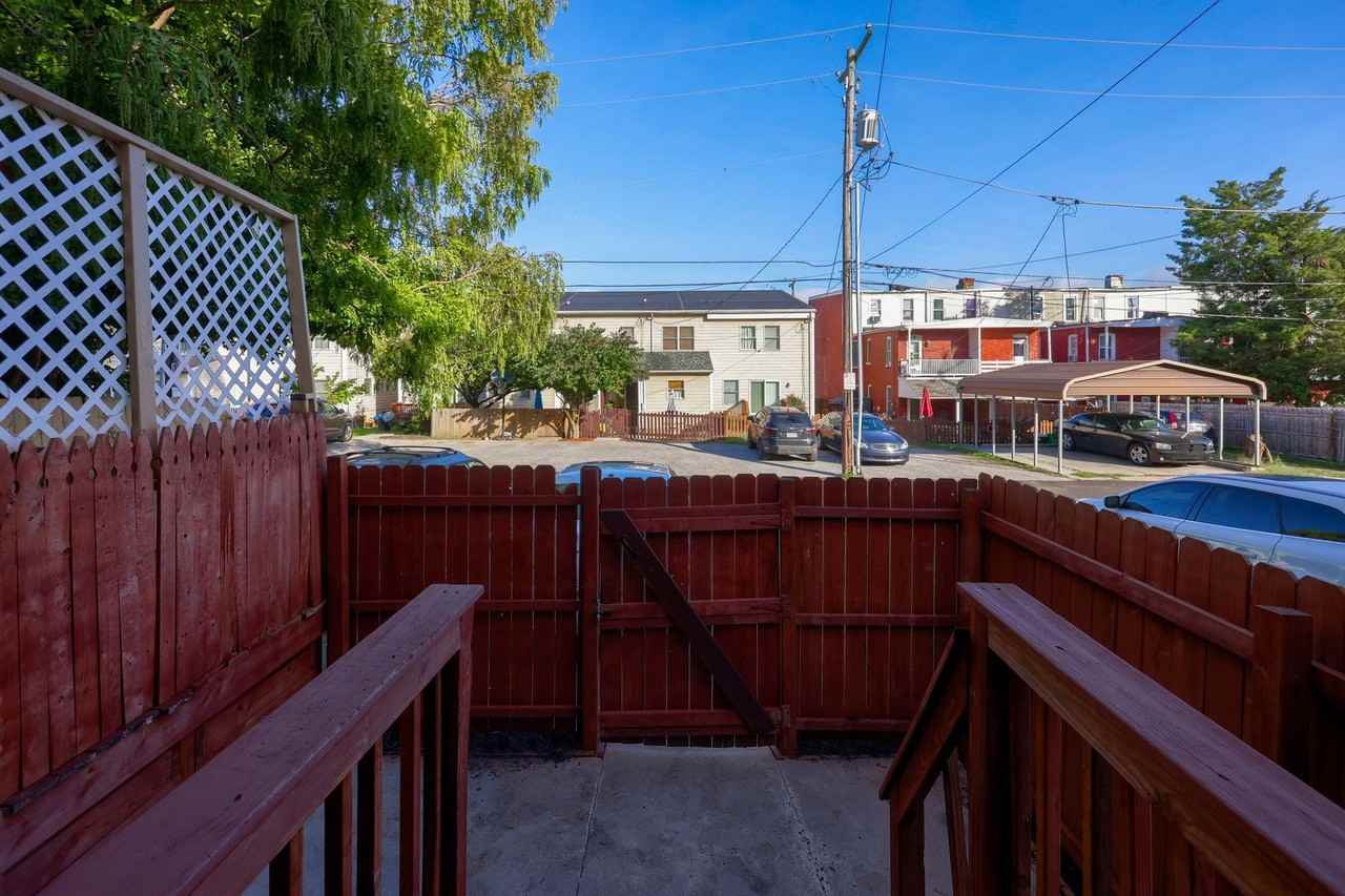 327 East Locust Street - Photo 4 of 15