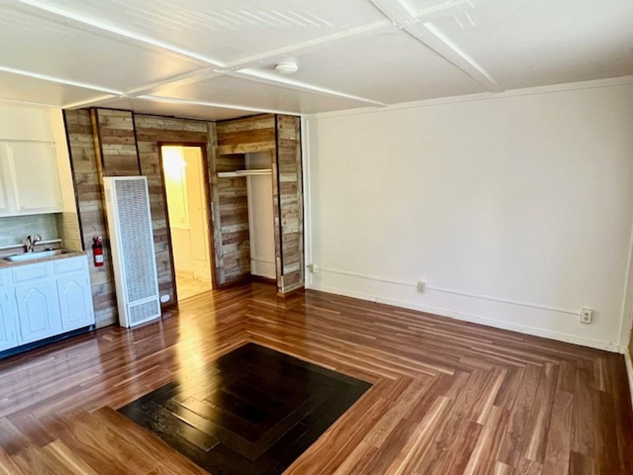 2301 Roosevelt Dr #4 - Photo 3 of 14