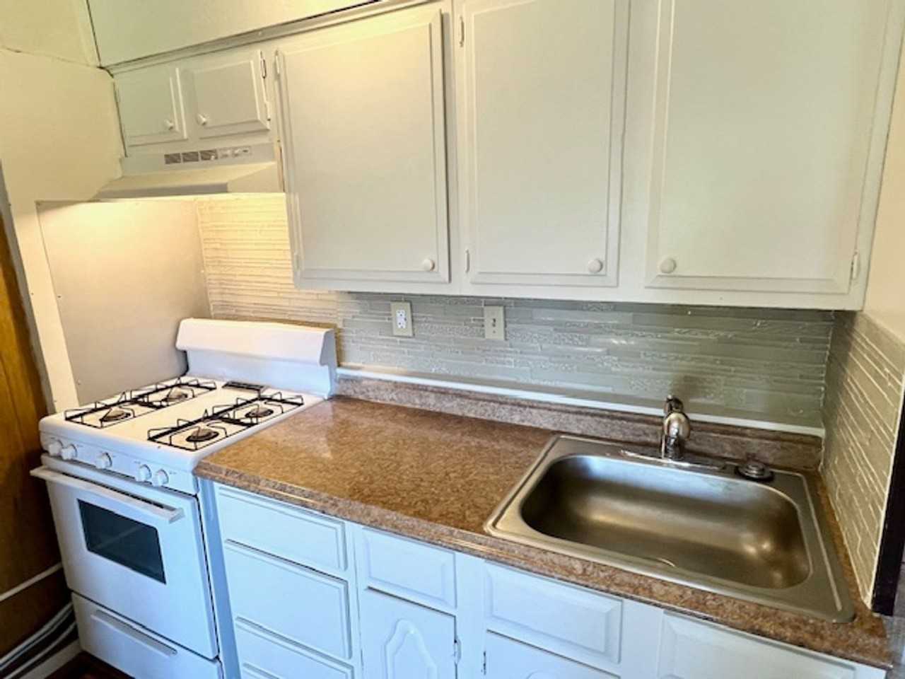 2301 Roosevelt Dr #4 - Photo 5 of 14