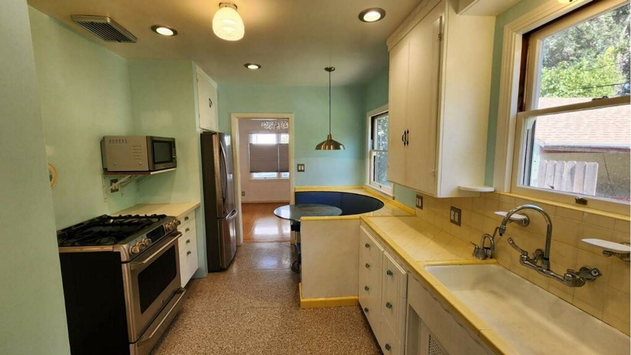 935 Swanston Dr - Photo 2 of 10