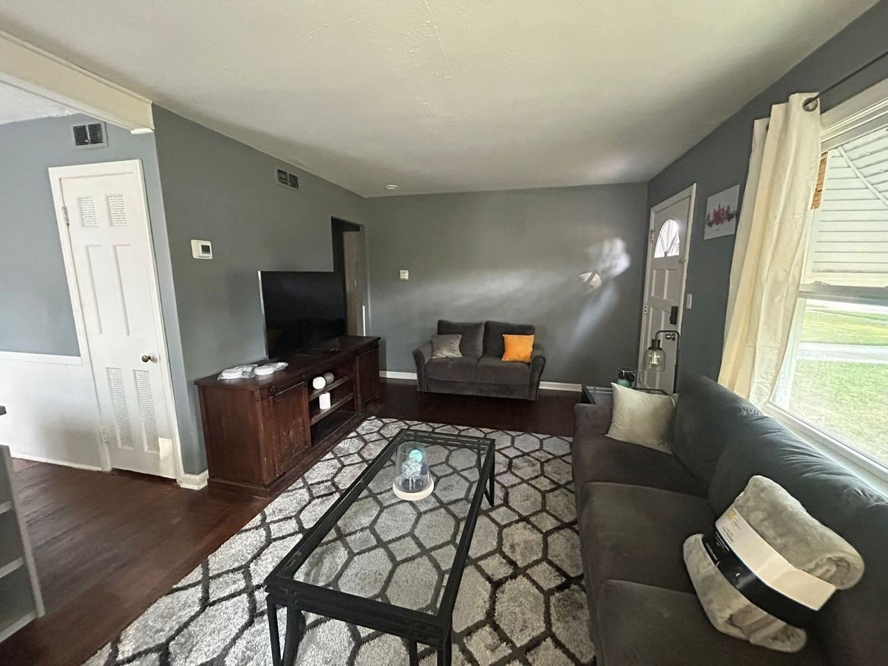 2513 Greenvale Rd - Photo 3 of 10