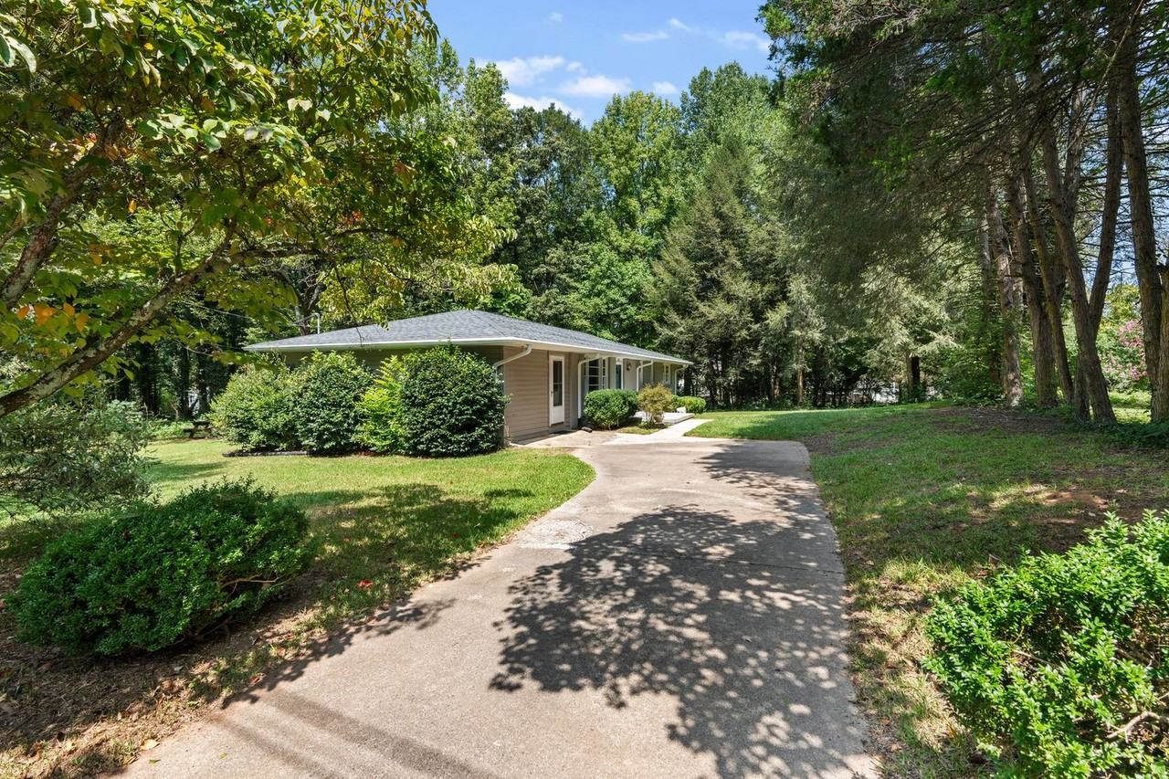 5501 Old Buncombe Rd - Photo 3 of 32